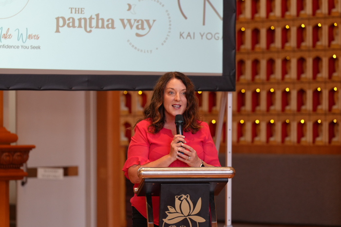 T366. 大徳寺五百十四世 教道宗育『花香入座流』五字書 茶掛 紙本 軸装 横物 共箱 / 茶道具茶室書道書画掛軸美術品 T366. 大徳寺五百十四世 教道宗育『花香入座流』五